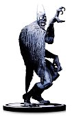 Černobílá socha Batmana Batmonster od Grega Capulla 18 cm