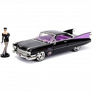 DC Bombshells Diecast Model Hollywood Rides 1/24 1959 Cadillac with Catwoman Figure