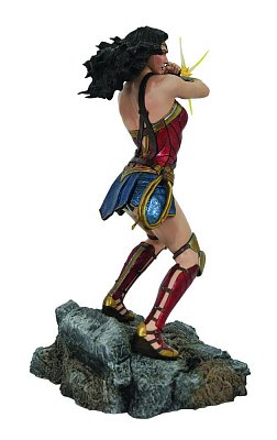 DC Comic Gallery PVC Diorama Wonder Woman Bracelets (Justice League Movie) 23 cm