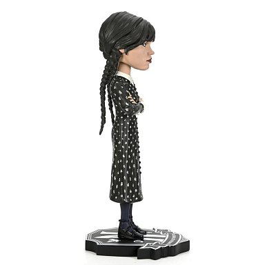  Hlavový třepačník Bobble-Head Wednesday Addams o výšce 21 cm