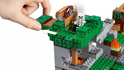 LEGO® Minecraft&trade; The Skeleton Attack