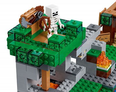 LEGO® Minecraft&trade; The Skeleton Attack