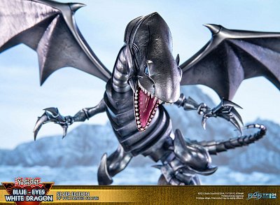 Yu-Gi-Oh! PVC socha Blue-Eyes White Dragon Silver Edition 35 cm