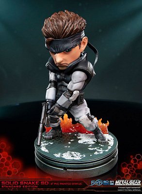 Metal Gear Solid PVC SD Statue Solid Snake 20 cm --- DAMAGED PACKAGING