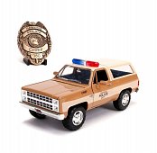 Stranger things diecast model 1/24 chief hopper\'s 1980 chevy k5 blazer with badge --- damaged packaging